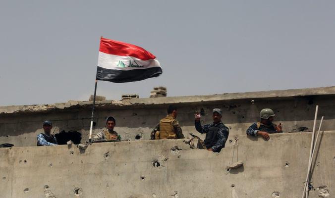 رفع العلم العراقي فوق مباني لجامعة الموصل
