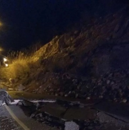 اغلاق طريق اربد عمان بسبب انهيار جبلي