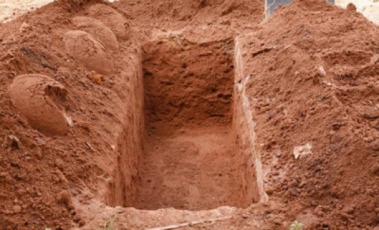 وفاة مواطن سقط في قبر والدة الملقي