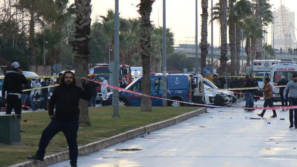 الشرطة التركية تؤمن موقع انفجار إزمير يوم الخميس. تصوير رويترز. تستخدم الصورة في الأغراض التحرية فقط وتحظر إعادة بيعها أو وضعها في أرشيف.