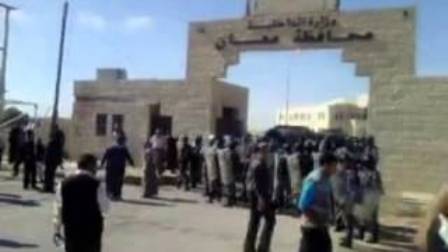 معان : متعطلون عن العمل يعتصمون امام دار المحافظة