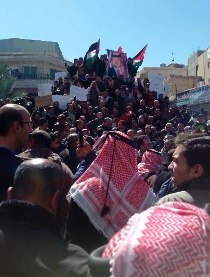 كما حصل مع الرفاعي” بالفيديو والصور ..مظاهرات في الكرك تدعو لاسقاط حكومة الملقي “