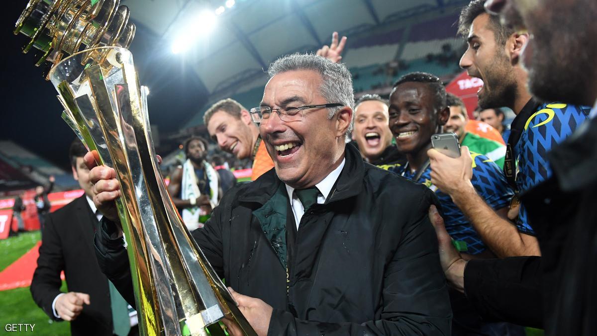 Moreirense's coach Augusto Inacio celebrates with their trophy after winning the Portuguese Cup final football match SC Braga vs Moreirense FC at the Algarve stadium in Faro on January 29, 2017. / AFP / Francisco LEONG (Photo credit should read FRANCISCO LEONG/AFP/Getty Images)