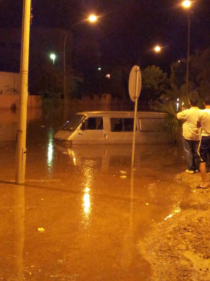 العقبة : انقاذ 35 مواطنا حاصرتهم السيول