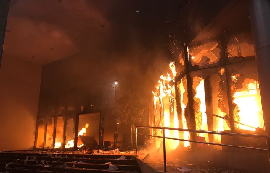 محتجون يحرقون مبنى الكونغرس البارغراوي