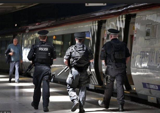 بريطانيا: دوريات للشرطة المسلحة لأول مرة داخل قطارات الانفاق