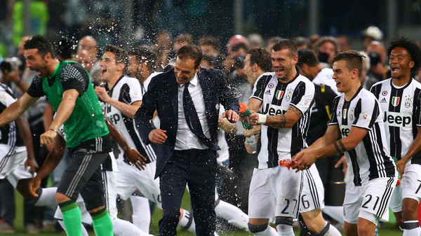 Football Soccer - Lazio v Juventus - Italian Cup Final - Olympic Stadium, Rome, Italy - 17/5/17Juventus coach Massimiliano Allegri and players celebrate winning the Italian Cup FinalReuters / Alessandro Bianchi