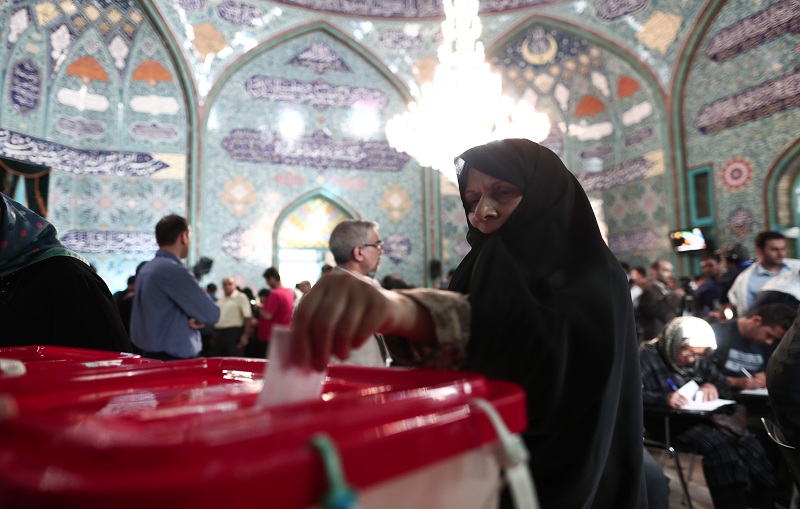 An Iranian woman casts her ballot for the presidential elections at a polling station in Tehran on May 19, 2017. / AFP PHOTO / Behrouz MEHRI