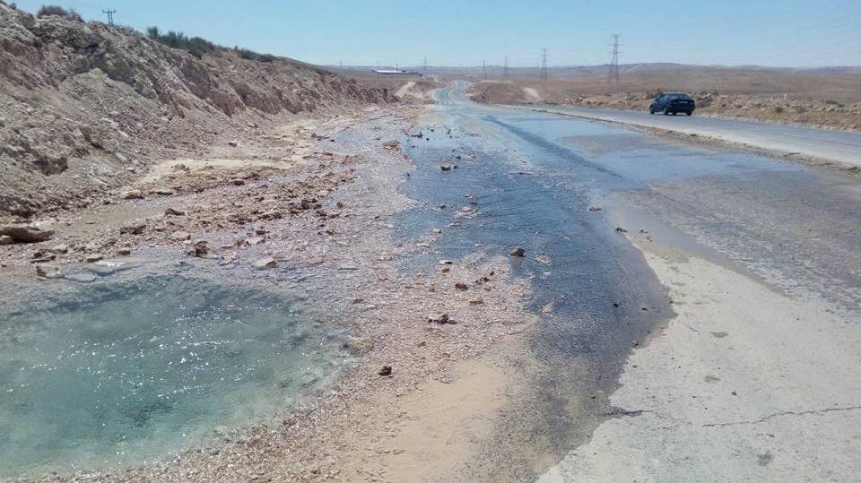 أمام معالي وزير المياه ” خط رئيسي يهدر المياه “