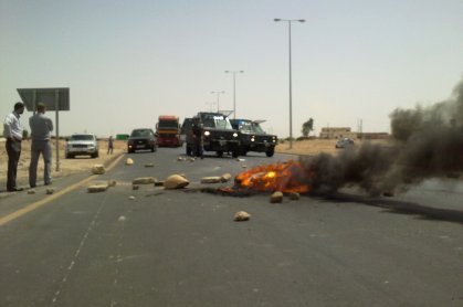 محتجون من قبيلة الحويطات على مؤبد الجندي معارك يغلقون الطريق الصحراوي