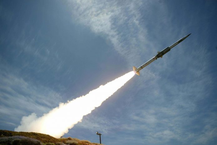 كوريا الشمالية تطلق صاروخا بالستيا متوسط المدى