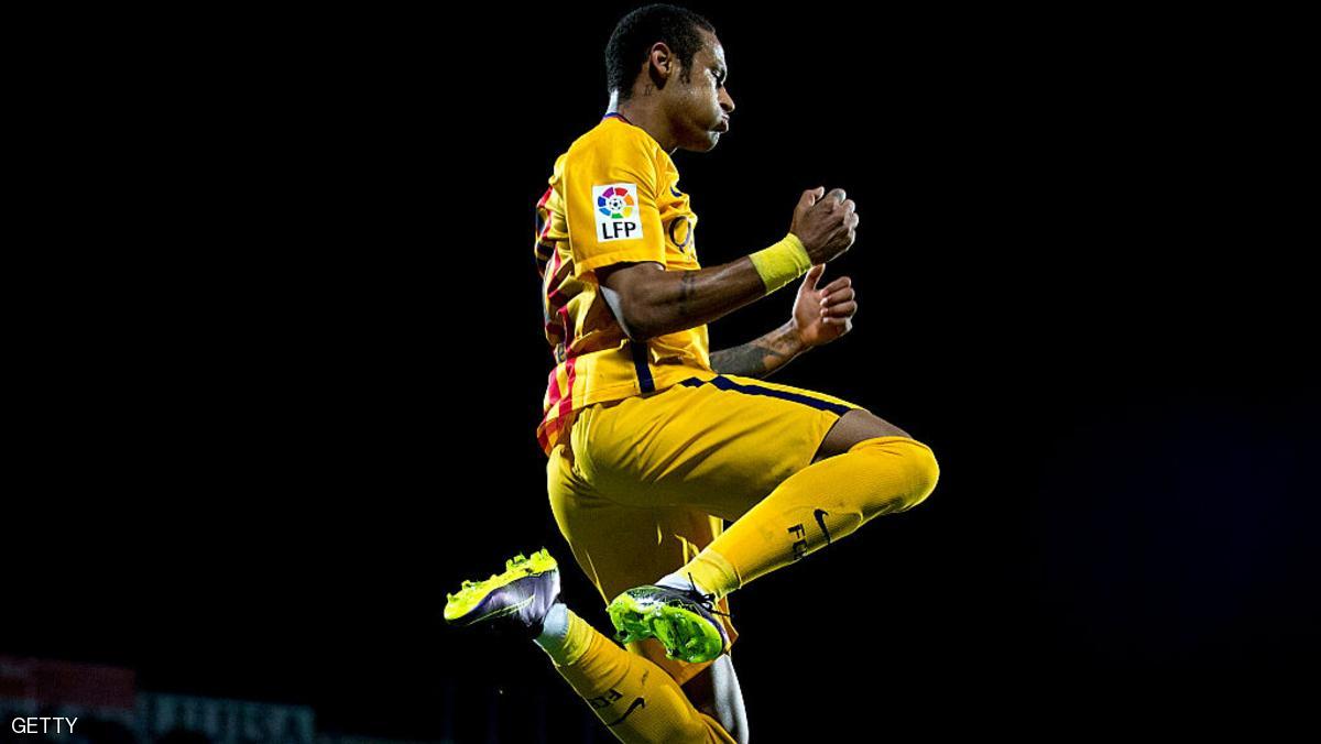 GETAFE, SPAIN - OCTOBER 31: Neymar JR. of FC Barcelona celebrates scoring their second goal during the La Liga match between Getafe CF and FC Barcelona at Coliseum Alfonso Perez on October 31, 2015 in Getafe, Spain. (Photo by Gonzalo Arroyo Moreno/Getty Images)