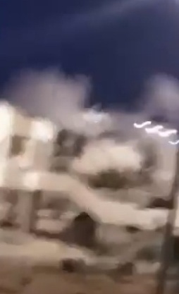 الاحتلال يفجر منزل عائلة في بيت سوريك… فيديو