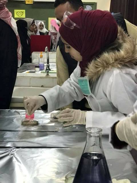 معرضاً علمياً للتجارب في مدرسة الطيبة الثانوية للبنات