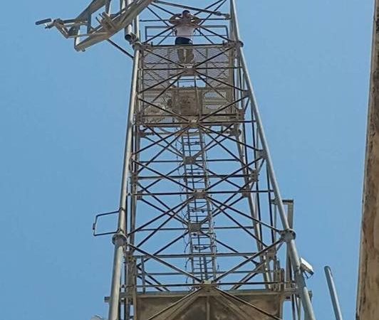 المشارع : عشريني هدد بالانتحار من فوق برج للاتصالات وطلب وظيفة وتلفزيون