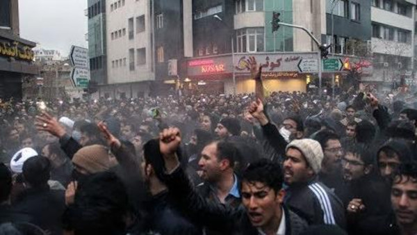 صور وفيديو ..لليوم الثالث “الموت لروحاني والمرشد” مظاهرات في ايران