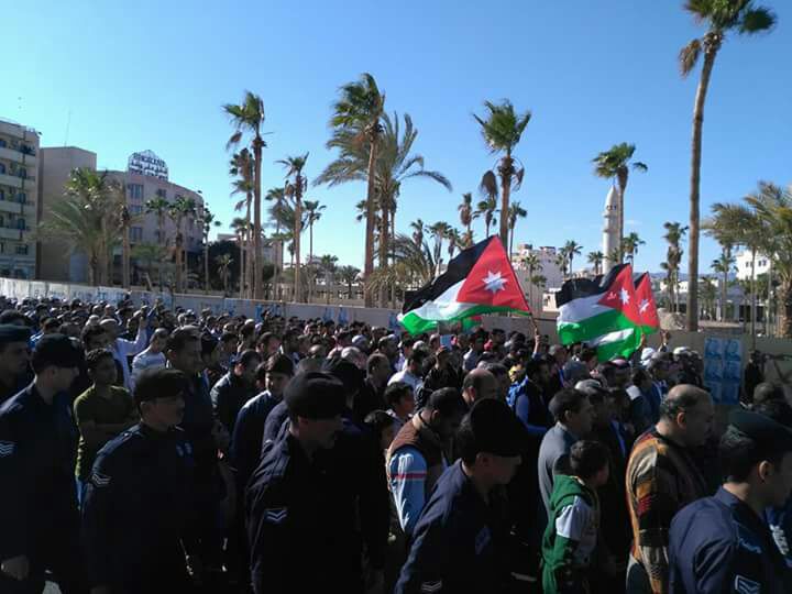 مسيرة في العقبة” مقاطعة البضائع الأمريكية واستدعاء السفير وتدريس القضية الفلسطينية في المدارس “