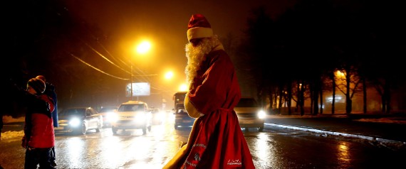 MOSCOW, RUSSIA - DECEMBER 19: A man dressing up as Santa Clause walks under the foggy weather with children in Moscow, Russia on December 19, 2017. (Photo by Sefa Karacan/Anadolu Agency/Getty Images)