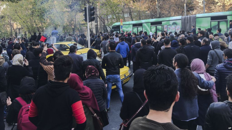 حصيلة المظاهرات في ايران ” 30 قتيل و 3 الاف معتقل “
