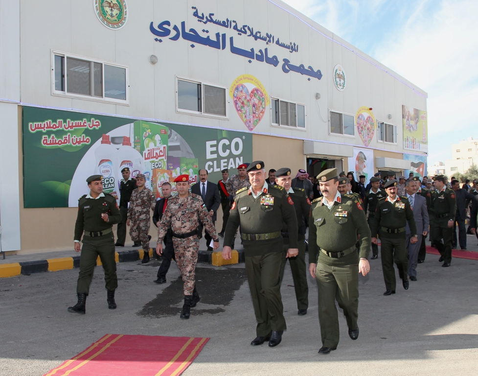 الفريق فريحات يفتتح مجمعا تجاريا في مادبا