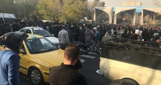 ايران : اعتقال 450 محتجا ومقتل 20 شخصا