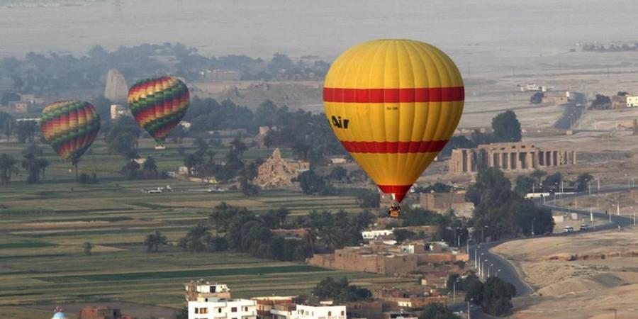 مصر : وفاة سائح أميركي وأصابة 12 بارتطام منطاد سياحي بالأرض