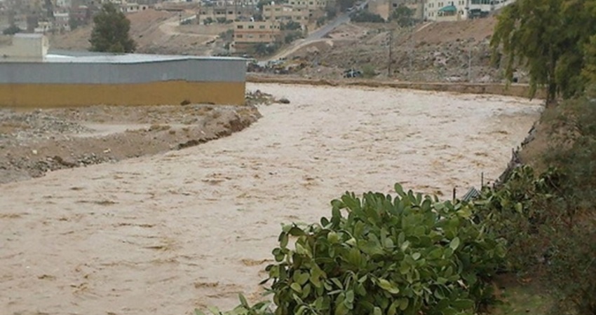 حالة غرق في سيل الزرقاء والدفاع المدني يبحث عنه