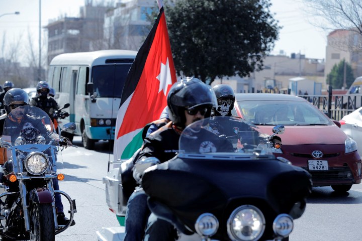 مسيرة للدراجات النارية تنطلق من شركة زين احتفالاً بعيد القائد..فيديو وصور