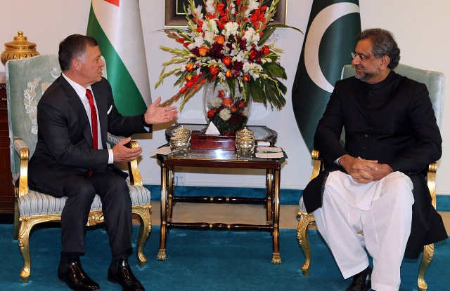 الملك يجري مباحثات مع رئيس الوزراء الباكستاني في إسلام أباد