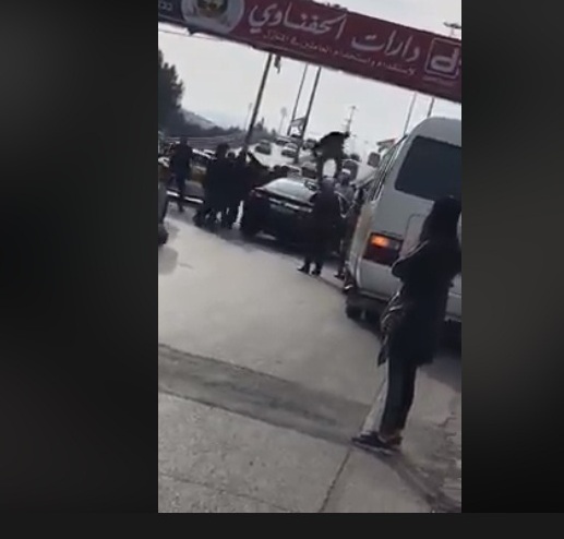 ضبط الكنتروليه الذين حطموا مركبة امام صحيفة العرب اليوم