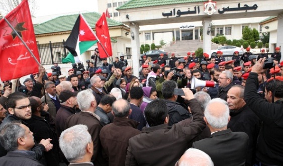مسيرة احتجاجية تنطلق من مسجد الملك المؤسس الى مجلس النواب