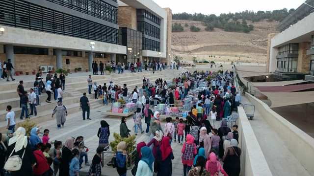 بالصور … جامعة عمان العربية ترسم الفرحة على وجوه 300 يتيم