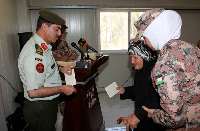 تكريم عدد من ذوي المتوفين بالجيش العربي والدفاع المدني