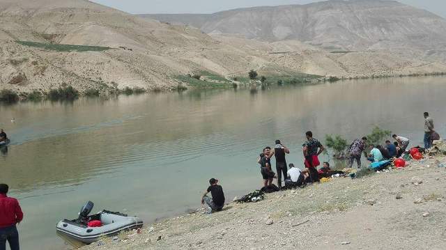 بالصور ..البحث ما زال مستمرا عن شخص غرق بسد الموجب أمس