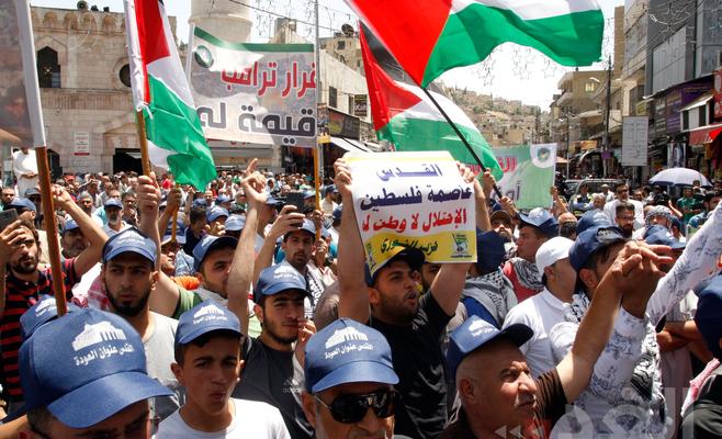 ” نحن للقدس فداء” وقفة احتجاجية امام المسجد الحسيني