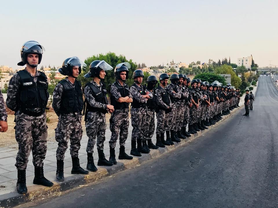 بالصور ..الوقفة الاحتجاجية في اليوم السابع ..محيط مبنى رئاسة الوزراء