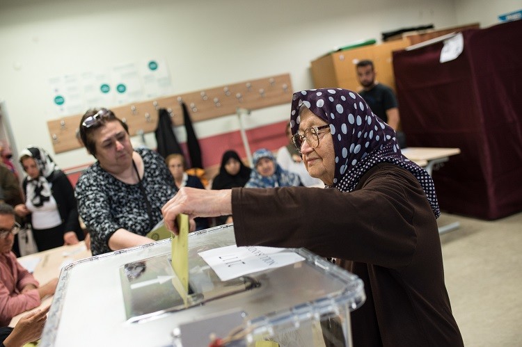 الأتراك يدلون بأصواتهم اليوم في انتخابات رئاسية وبرلمانية مبكرة