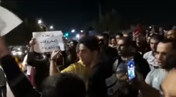 فيديوهات … الاحتجاجات تعم محافظات المملكة ضد الحكومة والنواب