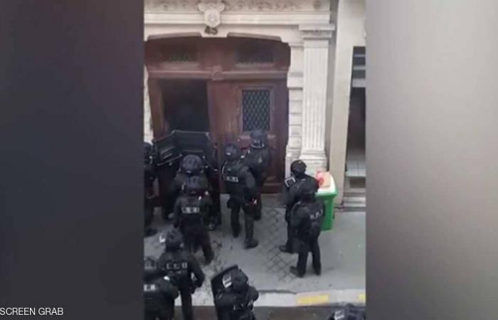 الشرطة الفرنسية تنقذ رهينتين من قبضة “مجنون”