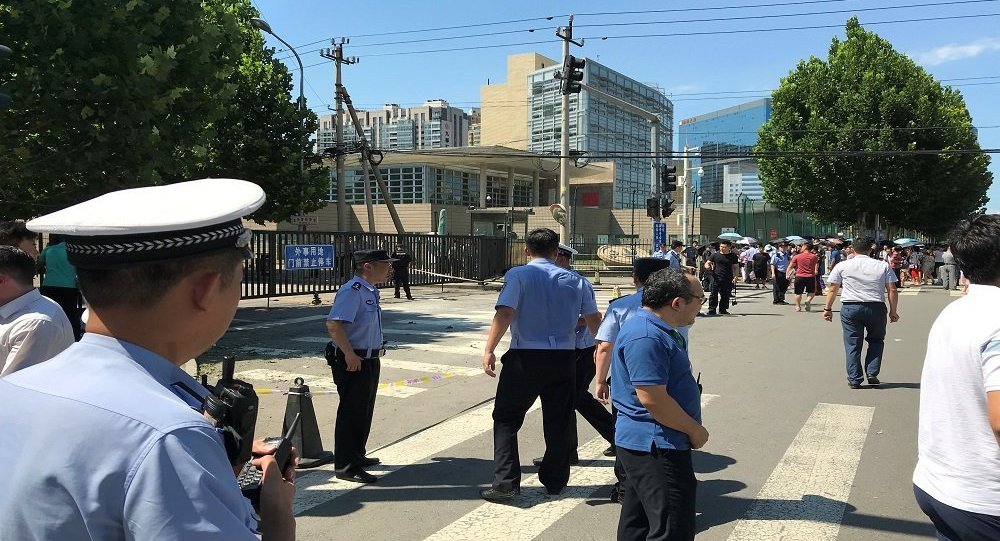 “ألعاب نارية” وراء انفجار أمام سفارة واشنطن في بكين