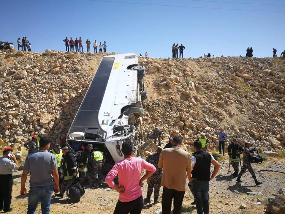 وفاة و 48 اصابة بتدهور حافلة على طريق الطفيلة – الحسا