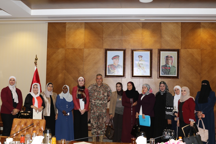 رئيس هيئة الأركان المشتركة يلتقي وفد البرلمانيات الأردنيات