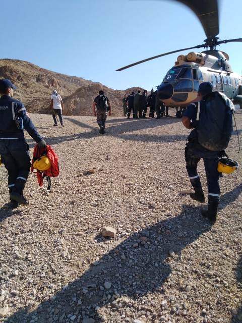 بالصور .. مادبا : الدفاع المدني يستعين بطائرة عامودية لانقاذ مواطن سقط اثناء ممارسته هواية التسلق