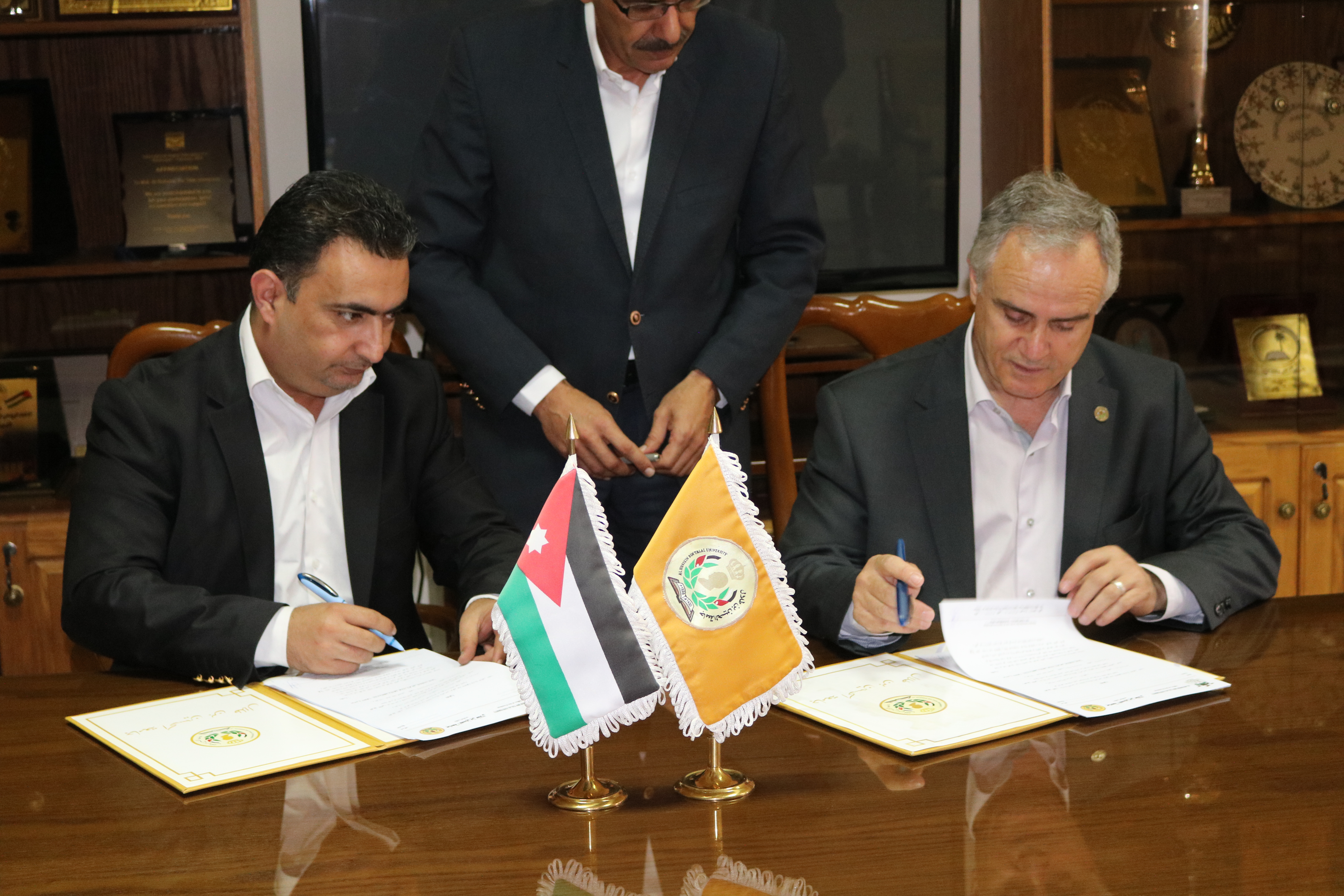 توقيع إتفاقية إنشاء وتجهيز وتشغيل عيادات لأغراض المعالجات السنية في جامعة الحسين بن طلال