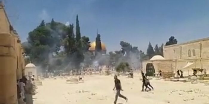 قوات الاحتلال تقتحم المسجد الأقصى ..فيديو
