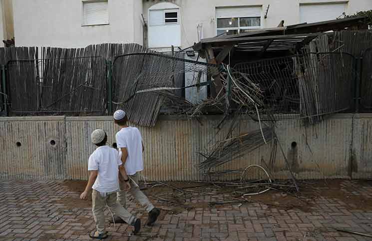 إصابة 4 إسرائيليين تعرض منزلهم لصاروخ مصدره غزة