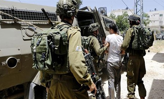 الاحتلال يعتقل 14 فلسطينيا بالضفة