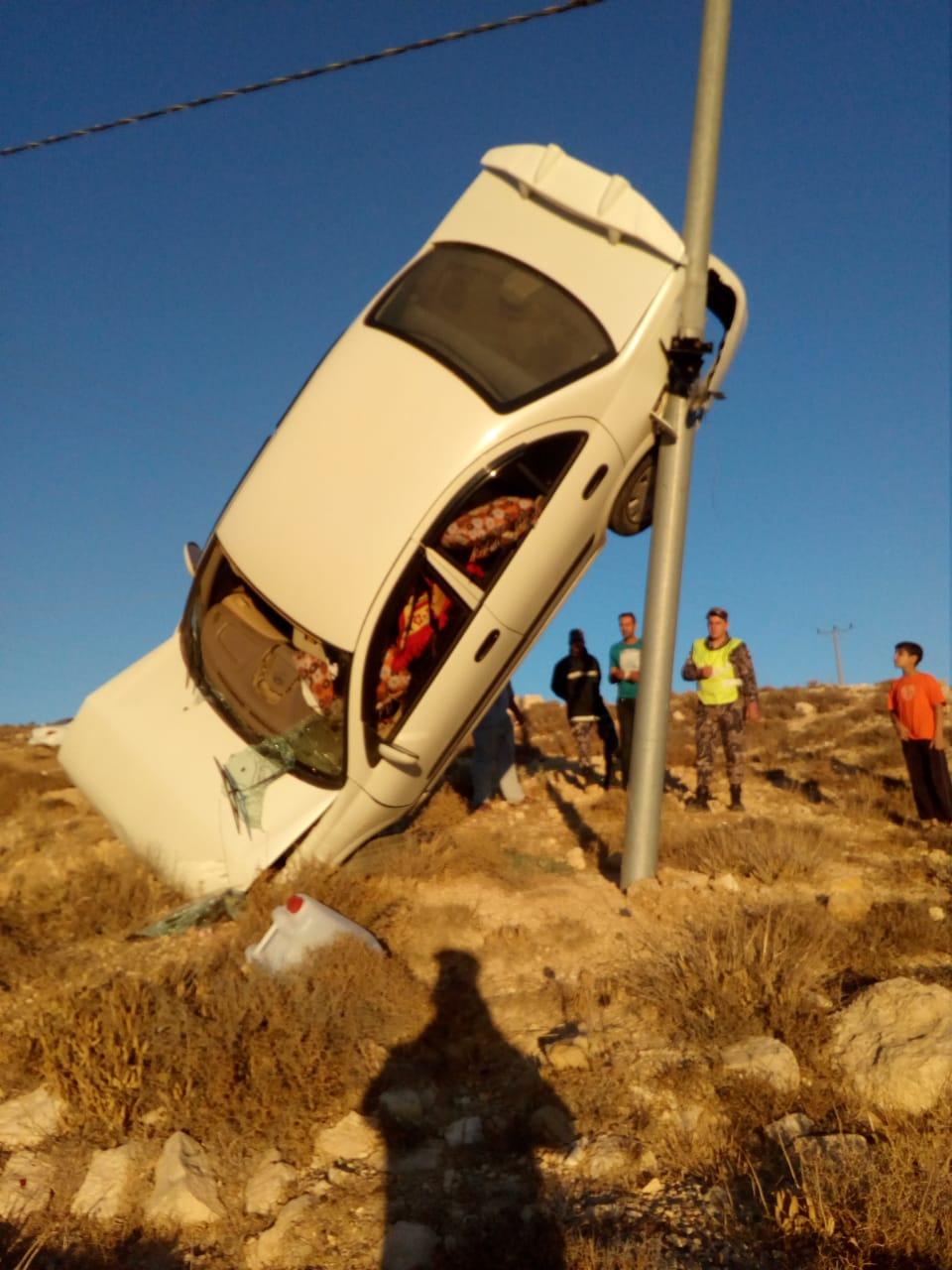 الطفيلة : اصابة شخصين اصطدمت مركبتهما بعامود كهرباء .. صور