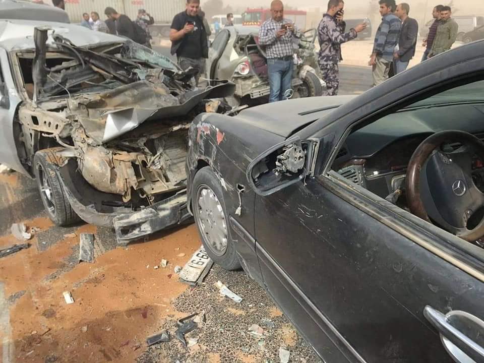 بالصور .. إصابة (15) شخص بتصادم 10 مركبات على الصحراوي