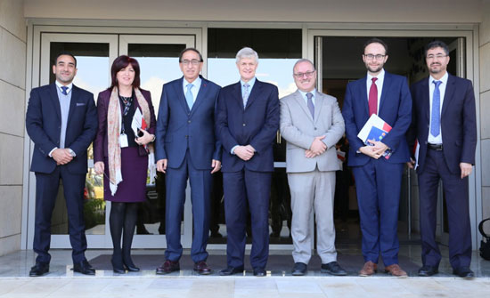السفير البريطاني يزور جامعة الحسين التقنية